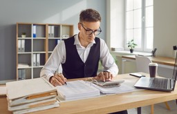 Doliczanie stażu pracy: czy można dostać dwie jubileuszówki? Ministerstwo wyjaśnia