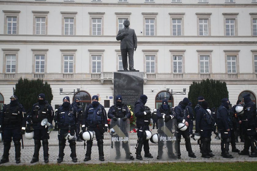 Strajk kobiet w Warszawie. Tłum funkcjonariuszy ochraniał pomnik na Placu Piłsudskiego