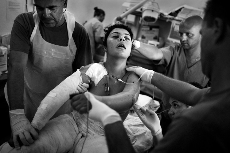 II miejsce w kategorii Społeczeństwo. Irak. Lekarze z polskiego szpitala polowego opatrują poparzone ciało siedemnastoletniej Sahar
