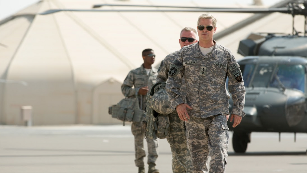 Brad Pitt jako generał Stanley McChrystal w filmie Machina Wojenna