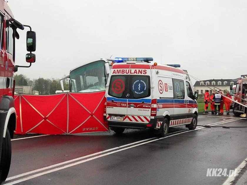 Autokar z dziećmi zderzył się z osobówką. Nie żyje jedna osoba