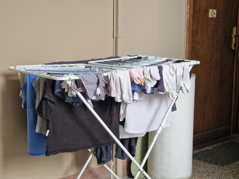 Komšije suše veš u hodniku