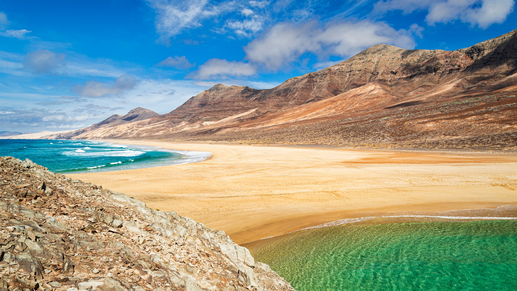 Odľahlý polostrov Cofete s pohoriami v pozadí, Fuerteventura.