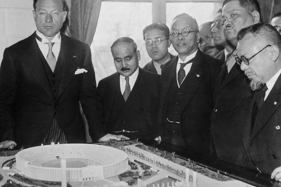 Avery Brundage  (pierwszy z lewej), szef Amerykańskiego Komitetu Olimpijskiego, prezentuje makietę obiektów olimpijskich, Tokio, 9 maja, 1939 r.
