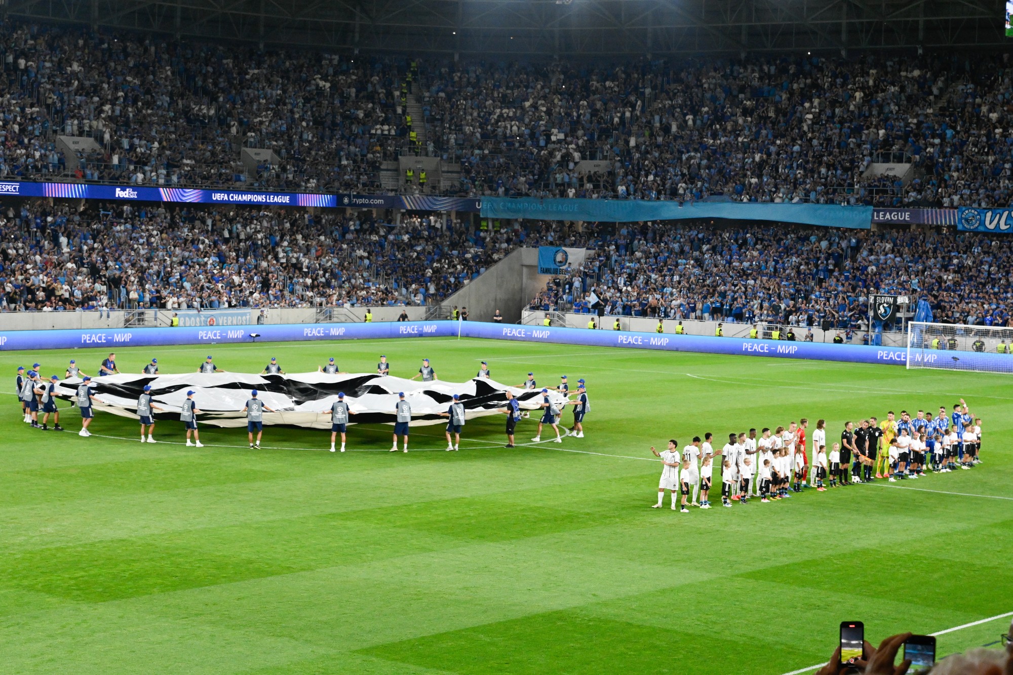 Nástup tímov v odvetnom stretnutí play-off Ligy majstrov ŠK Slovan Bratislava - FC Midtjylland.