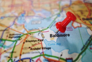 Katastrofa w Baltimore. Zawaliła się część mostu, w który uderzył statek. Trwa akcja ratunkowa