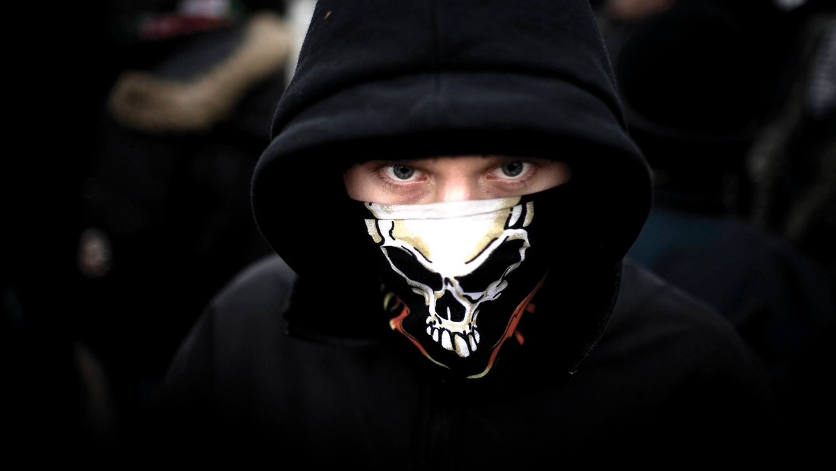 Antifa Polska umieściła w internecie nazwiska oraz adresy 450 osób, którym przypisuje faszystowskie poglądy i zachęca do działań w nie wymierzonych. Sprawą zajmie się z urzędu prokuratura - informuje "Rzeczpospolita".