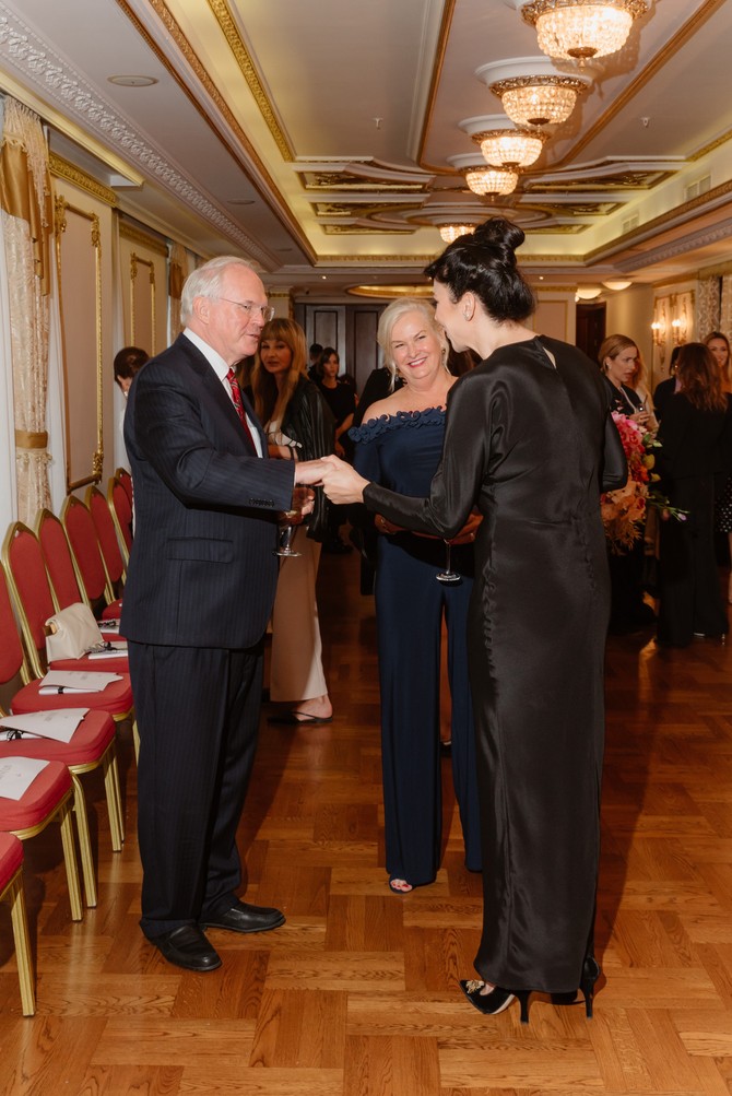 Aleksandra Šušak sa ambasadorom Kristoferom Hilom