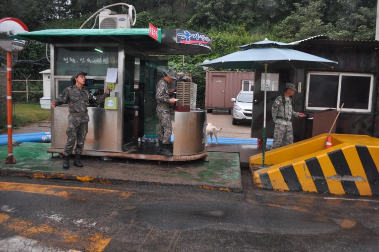 Zjednoczenie Korei będzie z pewnością kosztowne,  ale nikt - pomimo lat pracy nad budżetem - nie jest gotów podać jednoznacznych liczb. Trudno nawet oszacować rząd wielkości. Różnice poziomu życia są ogromne, Północ i Południe dzieli ekonomiczna przepaść. Pozostają do rozwiązania kwestie własności gruntów, które być może nie są kluczowe, gdy na co dzień po obu stronach 38. równoleznika żyją rozdzielone reżimem rodziny, jednak dokumenty zostały bezpowrotnie utracone w koreańskiej wojnie. Podobnie jak nie da się przywrócić życia ponad 4 mln ofiar konfliktu z lat 50. ubiegłego wieku.
Między państwami znajduje się także pas tzw. strefy zdemilitaryzowanej (DMZ - Demilitarized Zone), długi na 28,5, szeroki na 4 km. Znajduje się na nim ponad 2 mln min, które skutecznie powstrzymują jakikolwiek ruch na masową skalę. Co jakiś czas następuje przypadkowa detonacja, gdy na ładunek trafia większe zwierzątko. DMZ może kojarzyć się z ogromnym rezerwatem pełnym rzadkich gatunków i dzikiej roślinności,  jednak to miejsce może zafundować wizytującym prawdziwe piekło. Przykład Północy pokazuje, że droga z raju do piekła jest czasem krótsza niż może się wydawać. Pjongjang wciąż nazywa swój kraj komunistycznym rajem, z którego nikt nie chciałby nawet na chwilę wyjechać,  bo reszta świata nie dorasta mu do pięt. Raj w takim wykonaniu jest jednak dystopią i ogromnym więzieniem. 
Wzdłuż autostrady, po lewej stronie jadąc z Seulu na granicę, znajduje się masywne ogrodzenie z drutu kolczastego. Jedziemy nad rzeką Imjin, która płynie także z Północy.  Może się zdarzyć, że nastąpi atak albo że ktoś będzie chciał się przedrzeć na Południe na tym odcinku.