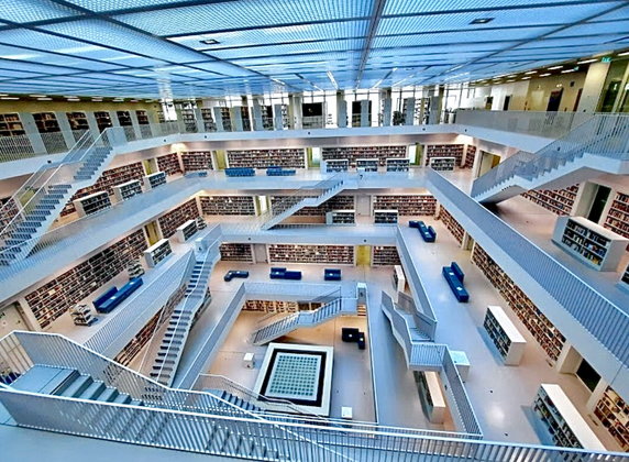 Nowa Biblioteka Miejska w Stuttgarcie w Niemczech mieści się w idealnie jasnobiałym sześcianie umieszczonym bezpośrednio w punktach kompasu, które odnoszą się do czterech stron świata. Na gmachu budynku słowo "biblioteka" napisane zostało w czterech językach: niemieckim, angielskim, arabskim i koreańskim. Zaprojektowany przez koreańskiego architekta Euna Young Yi kubiczna biała bryła skrywa białą przestrzeń wypełnioną światłem i książkami. Wcześniej Biblioteka Miejska w Stuttgarcie mieściła się w zabytkowym Pałacu Wilhelma.
