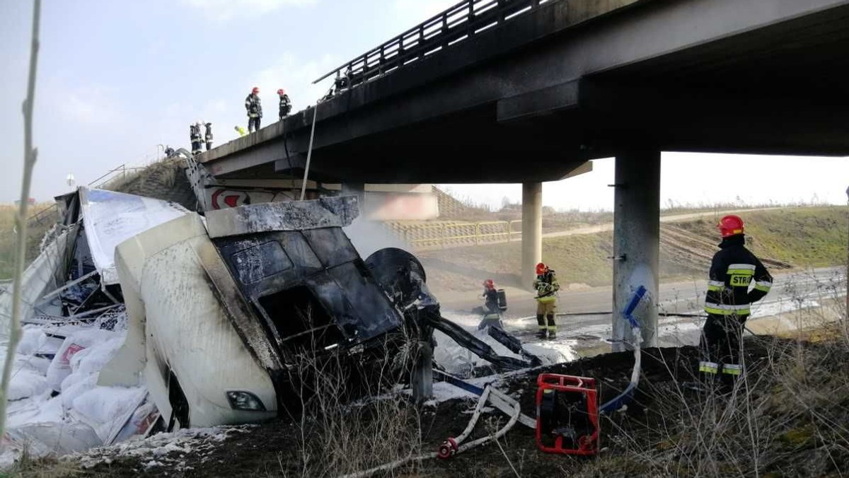 Młodym mężczyzną, który zginął w czwartkowym wypadku na obwodnicy Świecia, okazał się piłkarz Radzynianki Radzyń Chełmiński. O jego śmierci klub poinformował na Facebooku.