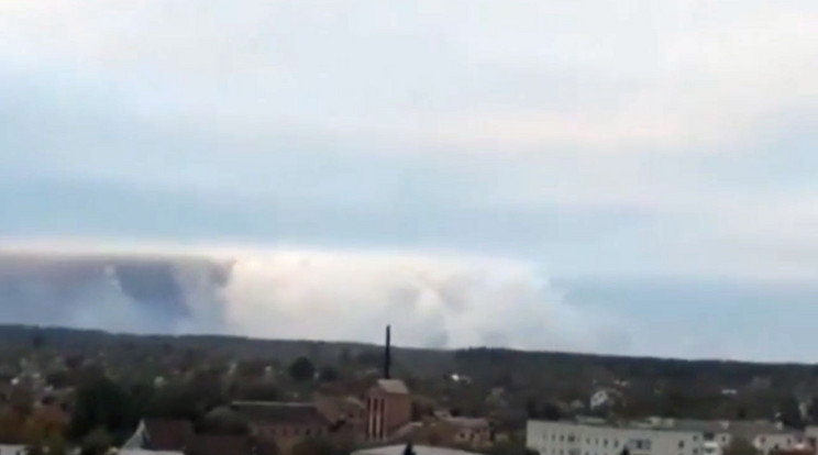 Felrobbant egy lőszerraktár Ukrajnában / Fotó: Youtube