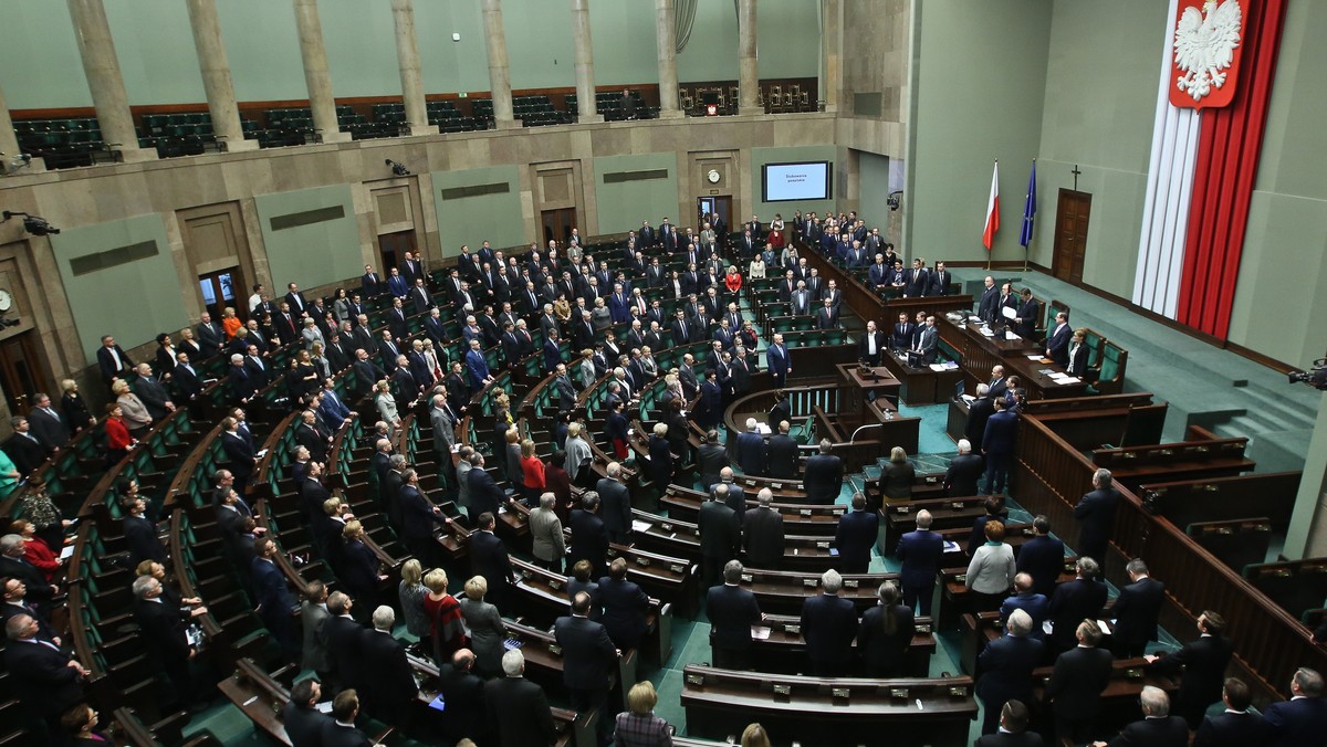 34 proc. respondentów deklarujących zamiar udziału w wyborach parlamentarnych chce głosować na PO; 29 proc. na reprezentantów PiS, Solidarnej Polski i Polski Razem. Na SLD i PSL chce oddać głos po 9 proc. badanych - wynika z grudniowego sondażu TNS Polska.