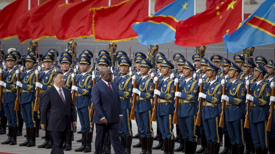 Prezydent Demokratycznej Republiki Konga Felix Tshisekedi i przewodniczący Chińskiej Republiki Ludowej Xi Jinping  uczestniczący w ceremonii powitania w Wielkiej Hali Ludowej w Pekinie, 26 maja 2023 r.