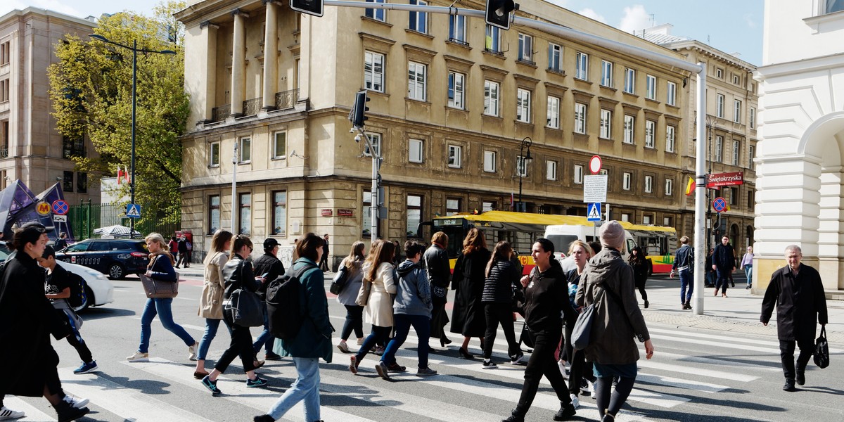 Średnie miesięczne wynagrodzenie rośnie, ale w ujęciu nominalnym. Realnie - ze względu na inflację - lekko zmalało. 