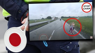 Szarpał ją i ciągnął na autostradzie. Para z bmw zablokowała ruch na A4 [WIDEO]