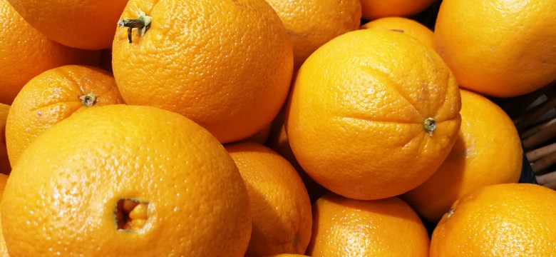 Tylko tak wybieraj pomarańcze. Przy zakupie zwróć uwagę na "pępek"