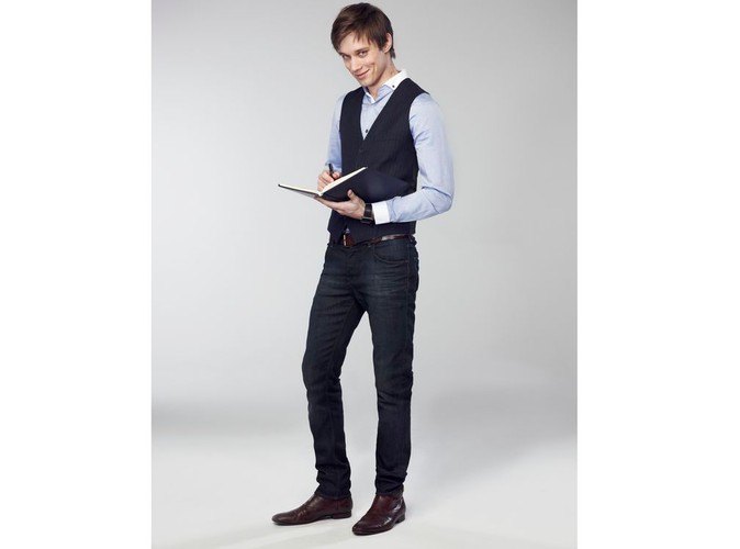 Bartek Janowski - student ostatniego roku prawa, by zdobyć cenne doświadczenie zostaje asystentem w kancelarii Agaty, Doroty i Marka