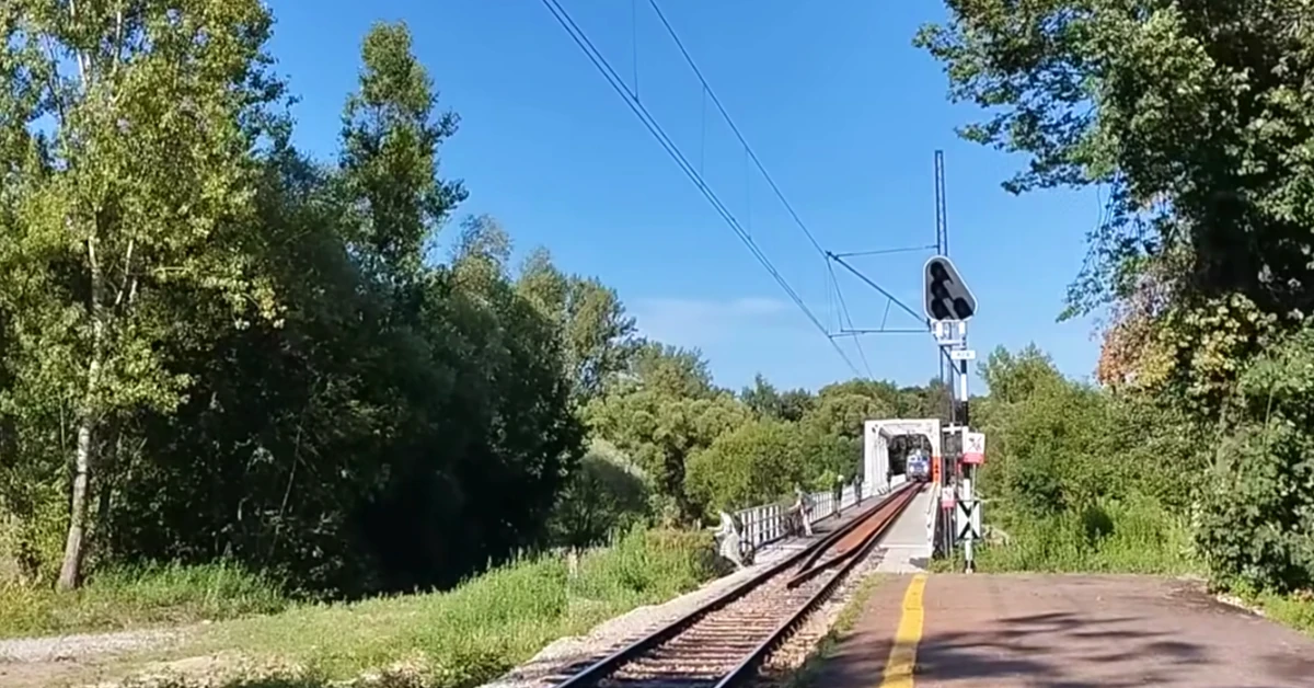 O mały włos, a byłaby tragedia. Dzieci w popłochu uciekały przed pociągiem [WIDEO]