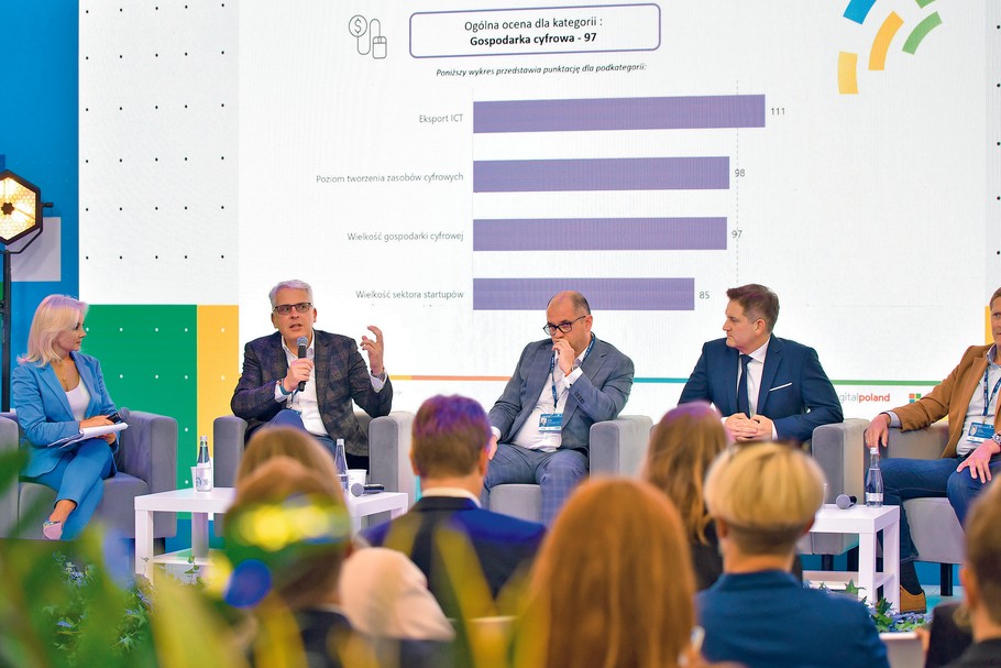 W panelu „Stan cyfryzacji w Polsce. Czas na działania” udział wzięli (od lewe)j: Beata Mońka (RASP), Paweł Jakubik (Microsoft), Radosław Kowalski (KPMG), Aleksander Kutela (RASP), Andreas Maierhofer (T-Mobile Polska).