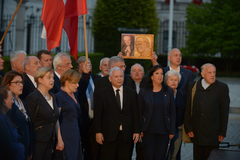 Prezes PiS Jarosław Kaczyński podczas uroczystości przed Pałacem Prezydenckim w Warszawie.