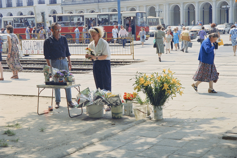Sylwester Braun (ps. Kris) - sprzedaż kwiatów na placu Bankowym (1993 r.) 