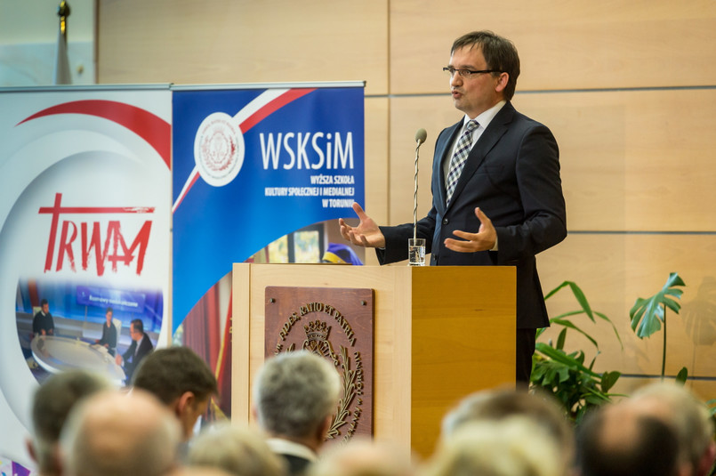 Minister sprawiedliwości Prokurator Generalny Zbigniew Ziobro przemawia podczas sympozjum „Oblicza nadziei” .