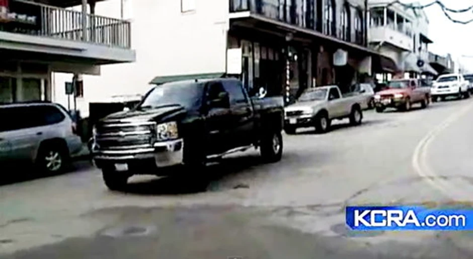 Kolona Srba u džipovima i kombijima ide ka centru grada