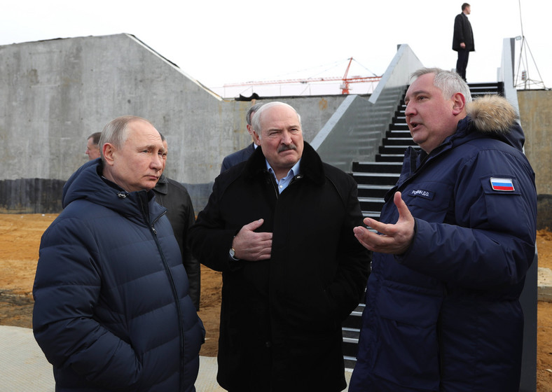 Rogozin, wówczas jeszcze szef Roskosmosu, wizytuje kosmodrom Wostocznyj w towarzystwie Putina i Łukaszenki, 12.04.2022