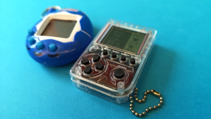 Mini consoles or Tamagotchi trailers are relatively bulky and, above all, a gag.