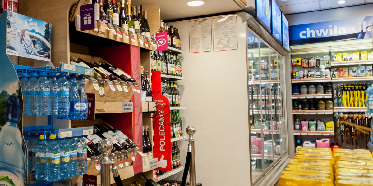 Dane Nielsen wskazują, że alkohol stanowi 47,6 proc. sprzedaży kategorii produktów spożywczych na stacjach paliw