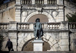 Spomenik d'Artanjanu u Francuskoj