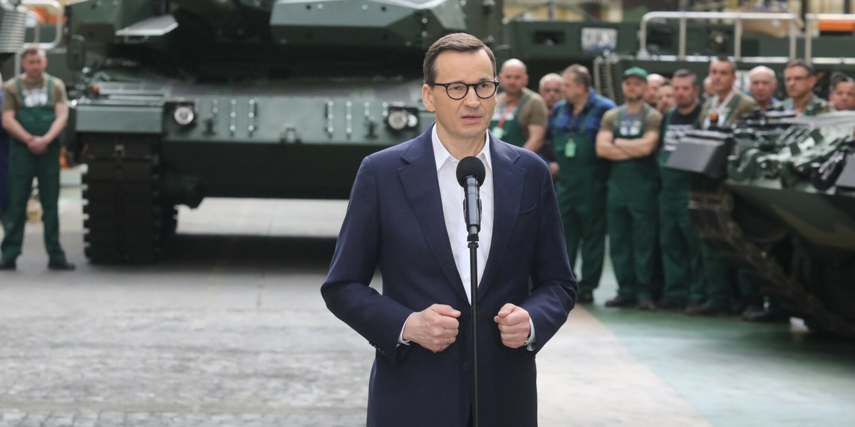 Premier Morawiecki podczas wizyty w fabryce Bumar Łabędy w kwietniu 2023 r.