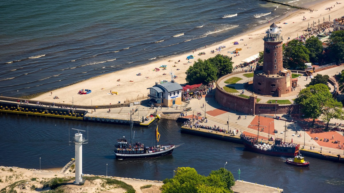 Przebudowa ponadkilometrowego odcinka nadmorskiej promenady wraz z wykonaniem infrastruktury rekreacyjnej w Kołobrzegu kosztować będzie prawie 18 mln zł. Ponad 7 mln zł miasto otrzyma z unijnej dotacji w ramach RPO. Dziś podpisano stosowną umowę.