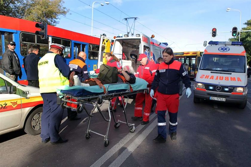 Tramwaj zderzył się z autobusem. 10 rannych