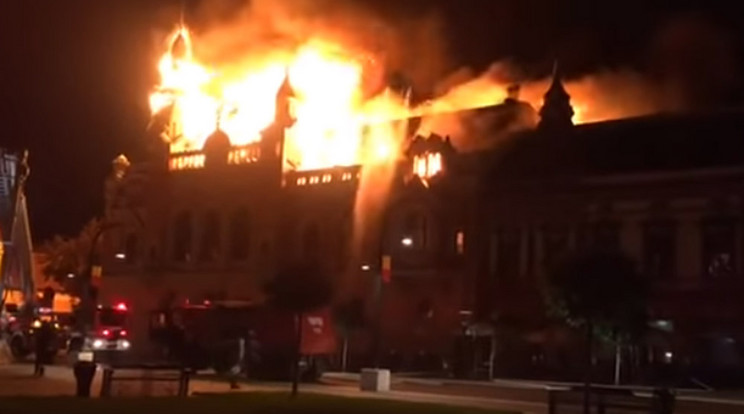 A püspöki palota lángolt az éjjel Nagyváradon / Fotó: Youtube