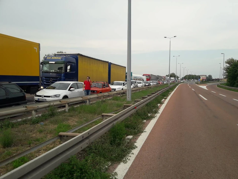 U koloni automobili, autobusi, kamioni