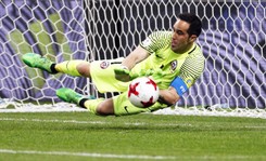 Claudio Bravo bohaterem! Obronił trzy rzuty karne. Chile w finale Pucharu Konfederacji FIFA [WIDEO]