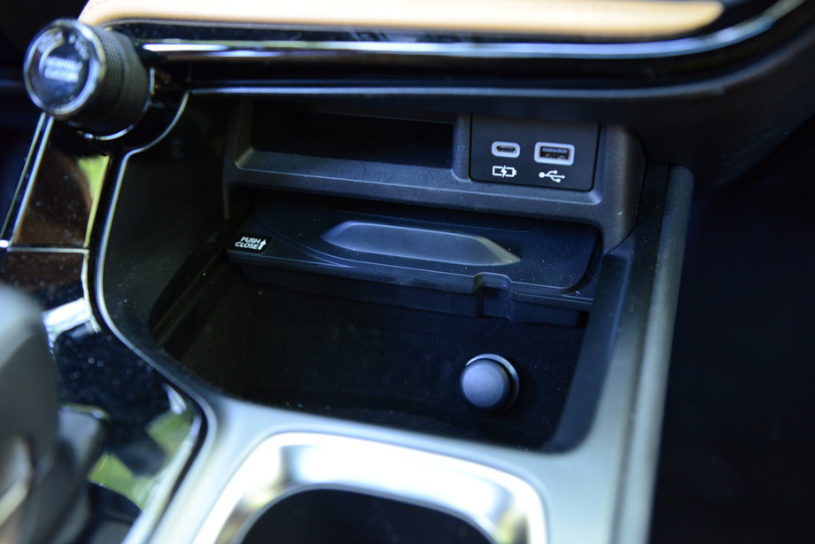 Lexus NX 350h ma złącza USB w obu popularnych standardach. Dlaczego podobnie nie może być w Volkswagenach i innych autach niemieckiego koncernu?