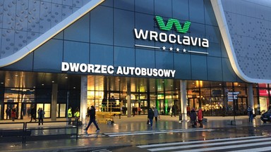 W nowej wrocławskiej galerii odpadły drewniane płyty z ruchomych schodów