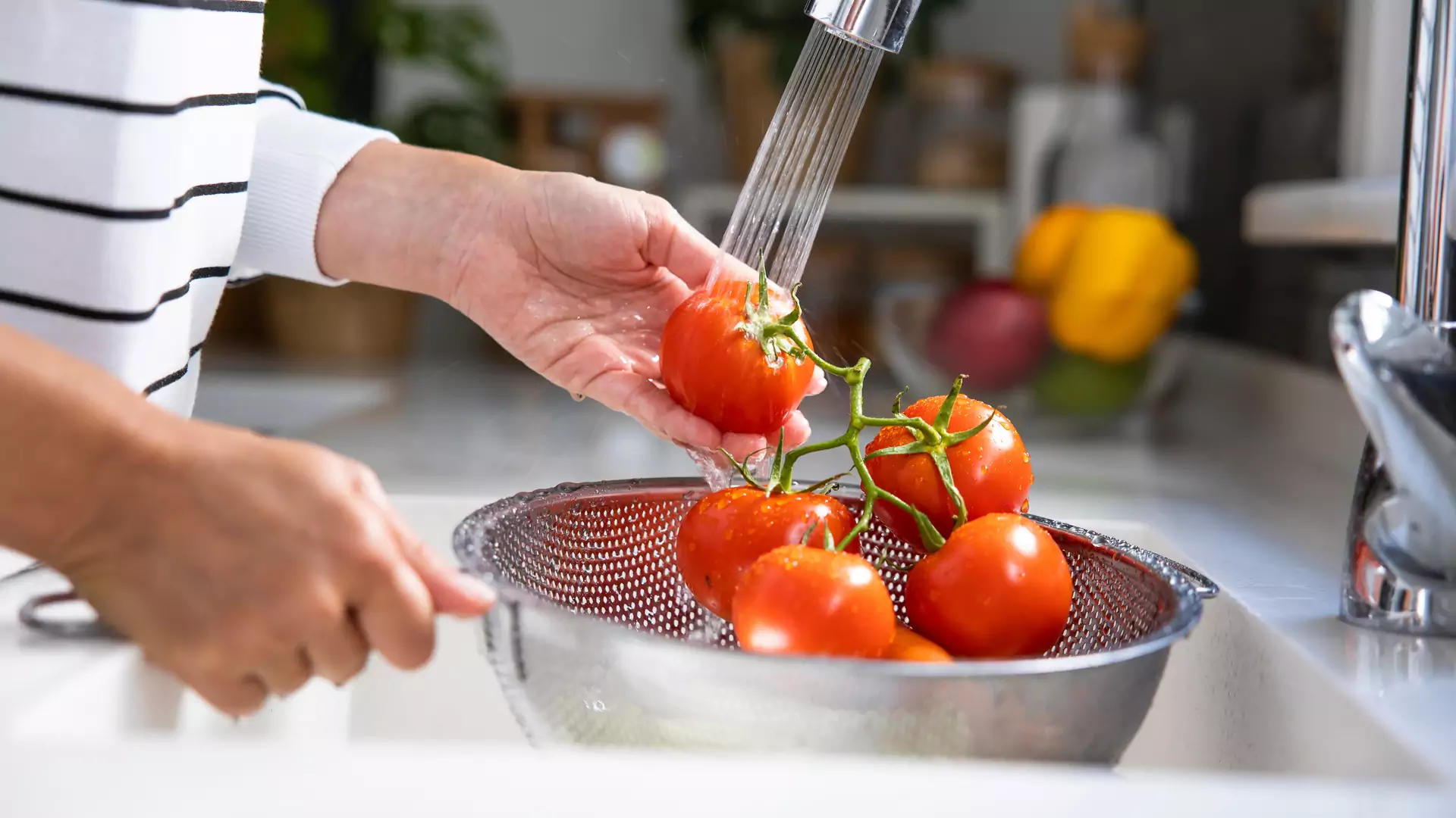 Zrób tę jedną rzecz, a pomidor dłużej zachowa świeżość. Nawet o kilka dni