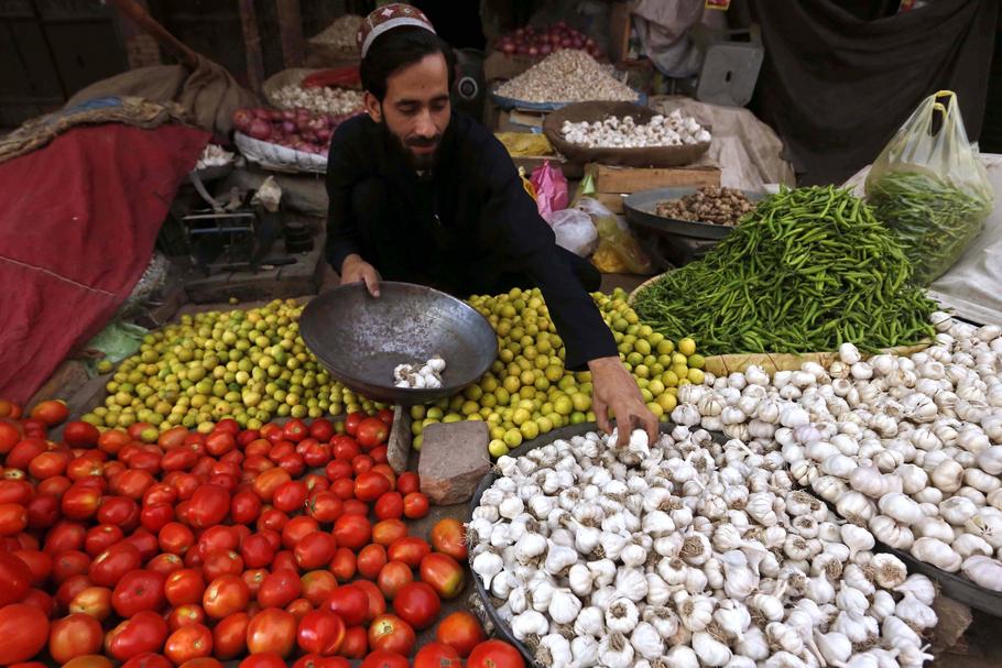 Pakistan pożycza i stara się uratować swoją gospodarkę