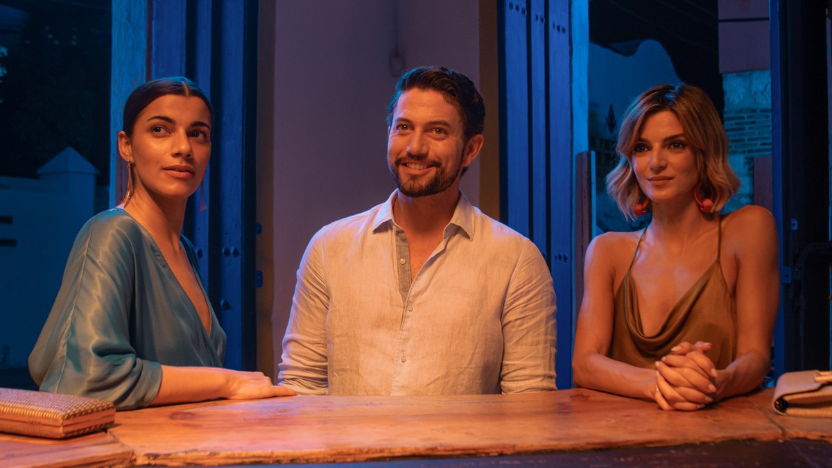 Nashla Bogaert, Jackson Rathbone i Clara Lago w filmie "Books & Drinks"