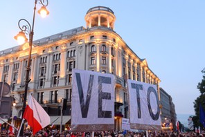 protestujący przed Pałacem Prezydenckim