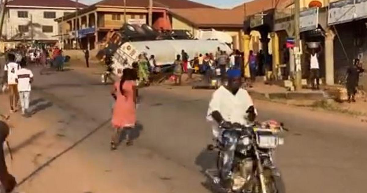 How Kaase residents rush to get free diesel from an overturned tanker [Watch]