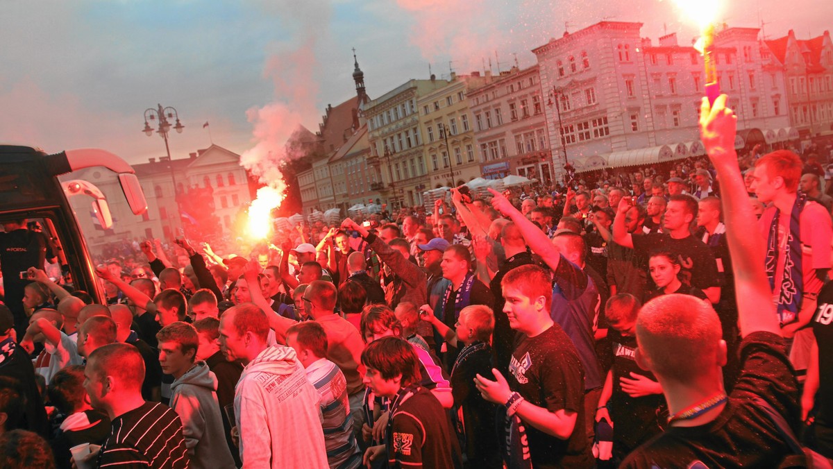 Stowarzyszenie kibiców "Tylko Falubaz" zaapelowało o spokój na pogrzebie 23-latka z Zielonej Góry, który w nocy z niedzieli na poniedziałek zginął potrącony przez policyjnego busa. Pogrzeb zmarłego kibica odbędzie się w czwartek o godz. 9.50.