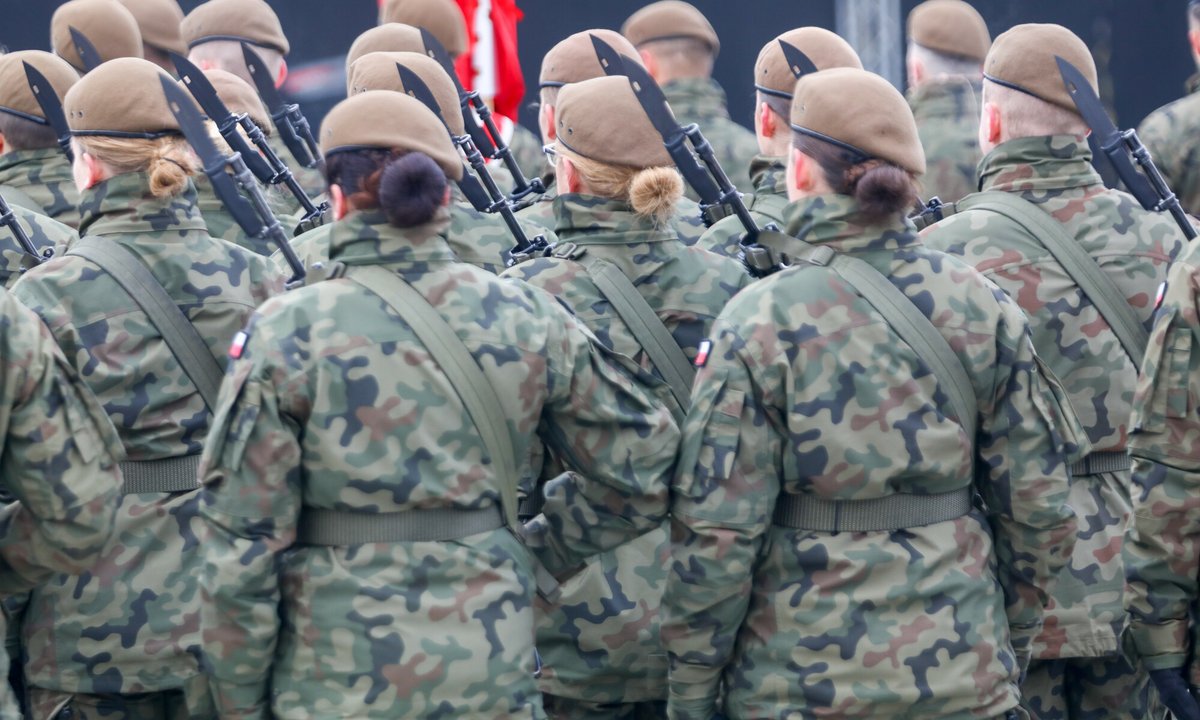 Kobiety w armii mogą golić głowę lub nosić warkocz. Rewolucja w regulaminie