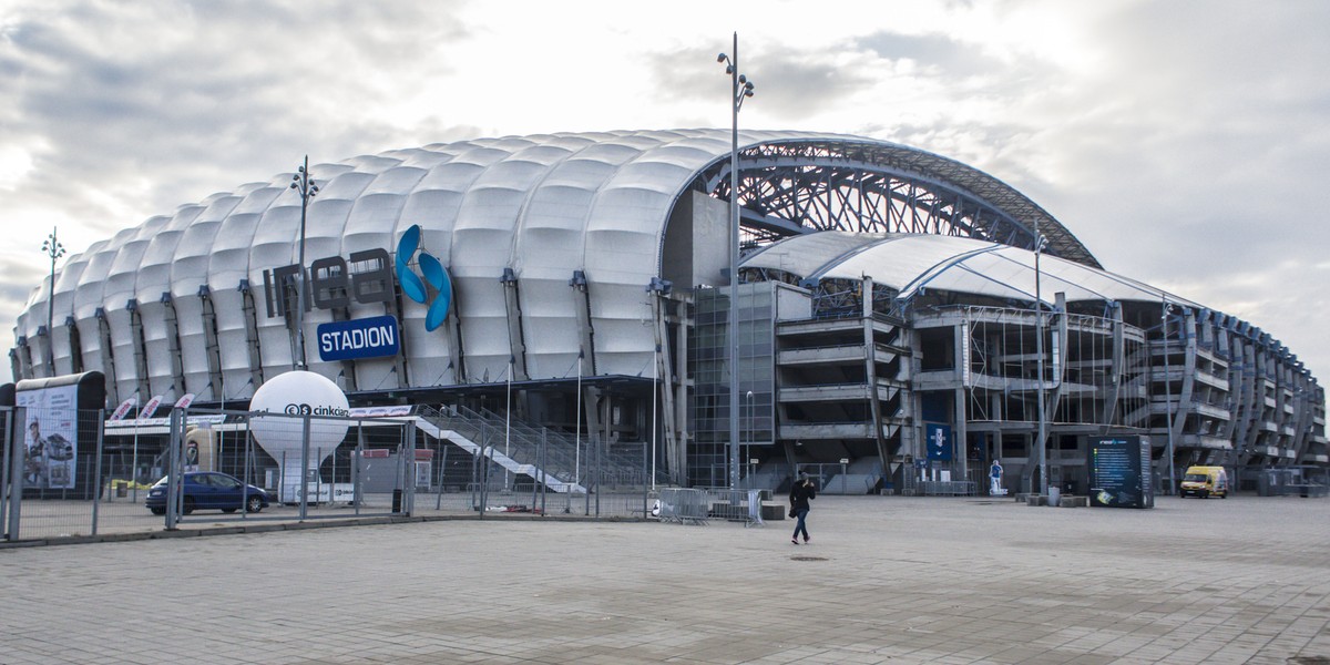 Miasto zapłaciło krocie za wynajem powierzchni na własnym stadionie.