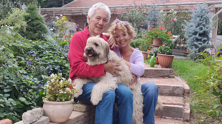 Kovács István feleségével, Sajgál Erikával és kutyájukkal Dr. Watsonnal