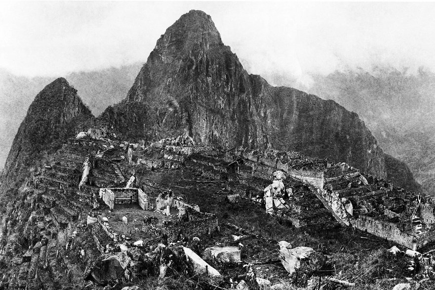 Zdjęcie Machu Picchu wykonane przez Hirama Binghama III w 1912 roku po gruntownym oczyszczeniu terenu i przed rozpoczęciem prac rekonstrukcyjnych